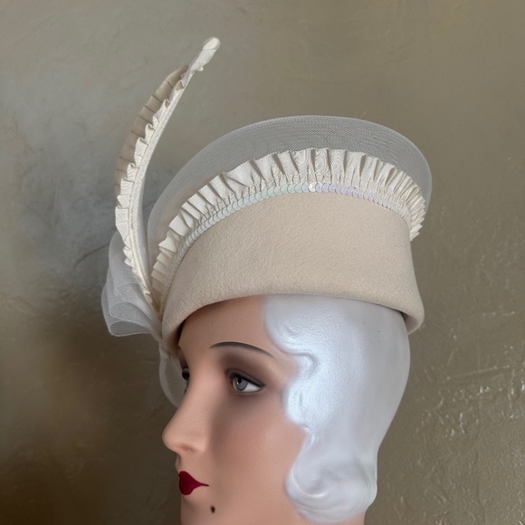 ADORABLE 1970s' IVORY FELT HAT + WHITE MESH, GROSGRAIN & SEQUIN TRIM - Picture 6 of 14
